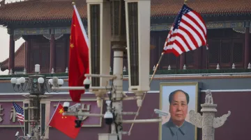 Vlajky Spojených států a Číny vedle portrétu čínského vůdce Mao Ce-tunga