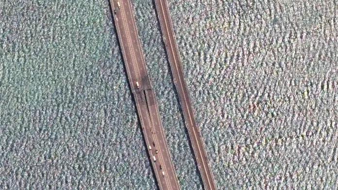 Satelitní snímek poškozeného Krymského mostu
