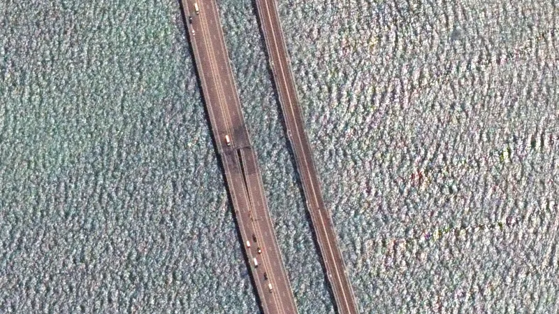 Satelitní snímek poškozeného Krymského mostu