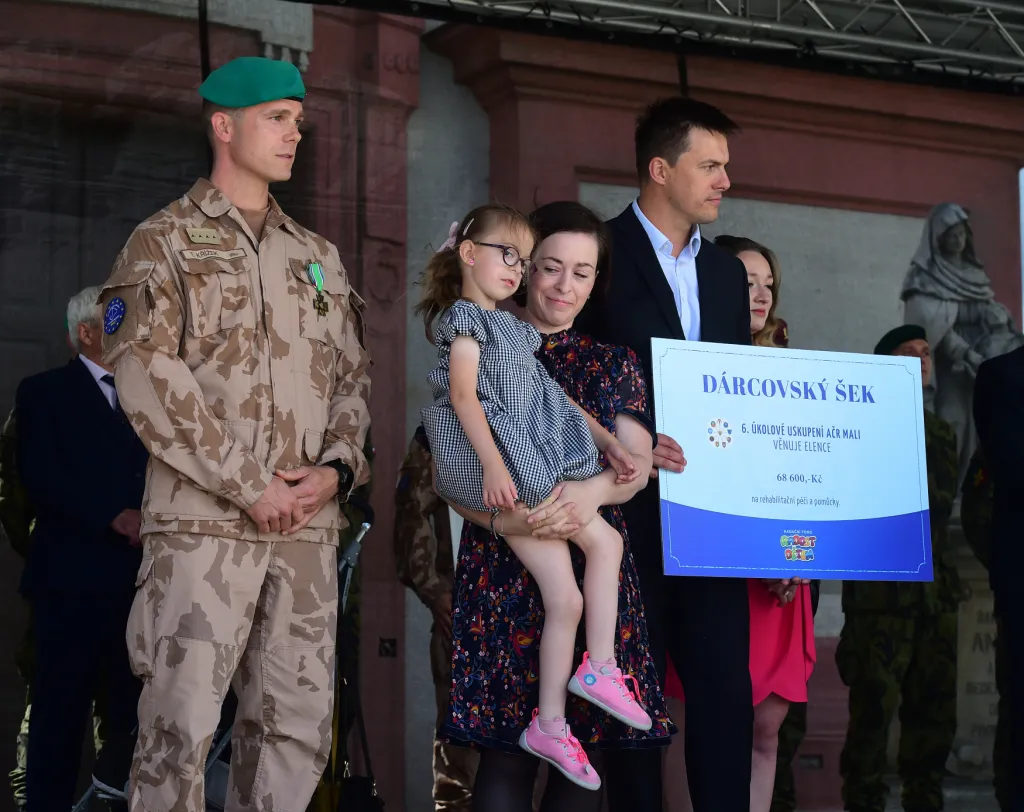 V rámci ceremoniálu také darovalo 6. uskupení dar nadačnímu fondu Radost dětem
