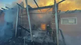 Záchranáři zasahují v obytné oblasti poničené ruským ostřelováním v obci Tsyrkuny