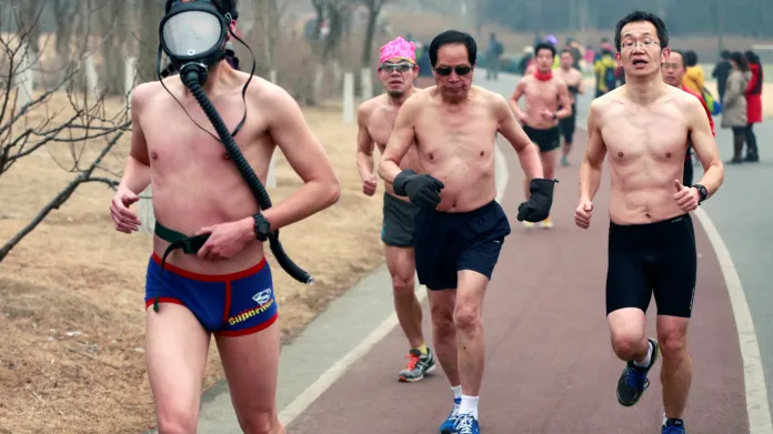 Účastníci běhu v Olympijském parku v Pekingu