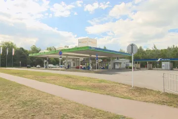 Hradec Králové se zbavuje dočasných staveb, u benzinky narazil