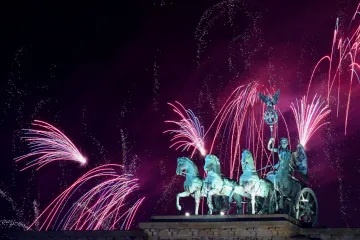 V Německu kvůli explozím zábavní pyrotechniky zemřeli tři lidé, policie v Berlíně zadržela stovky lidí