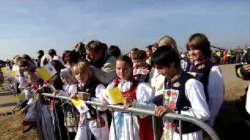 Děti v krojích čekají na papeže