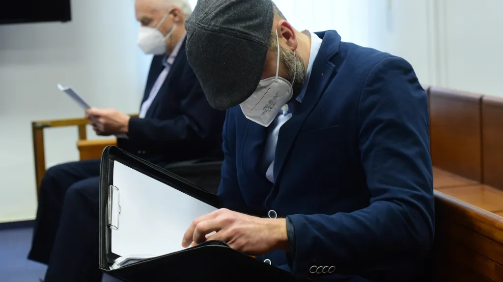 Pavel (vlevo) a Petr (vpravo) Hemžští před Vrchním soudem v Olomouci