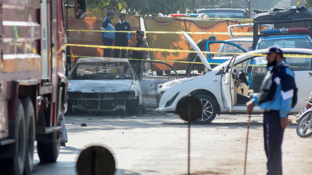 Místo činu po výbuchu bomby v Islámábádu