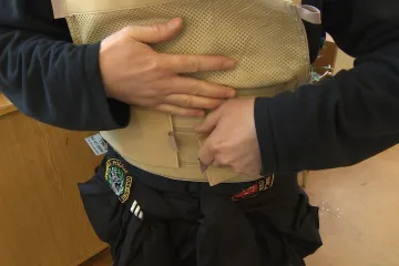 Všichni strážníci v Hradci Králové dostanou neprůstřelné vesty. Jako první v Česku