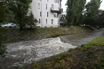 Po deštích se rozvodnily řeky. Hladina stoupala na Botiči i tocích pod Českomoravskou vrchovinou