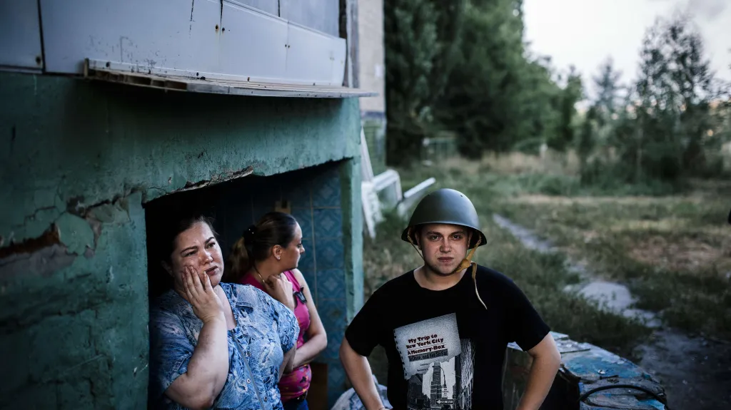 Lidé před krytem v Doněcku