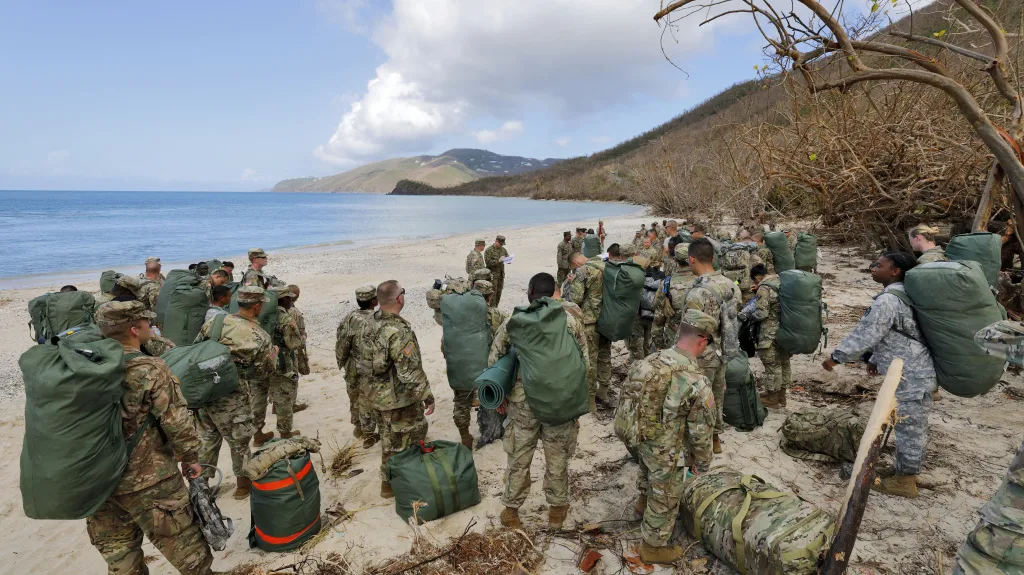 Vojáci pomáhají s evakuací obyvatel na Amerických Panenských ostrovech
