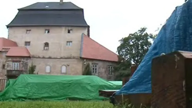 Zchátralý zámek Miroslav