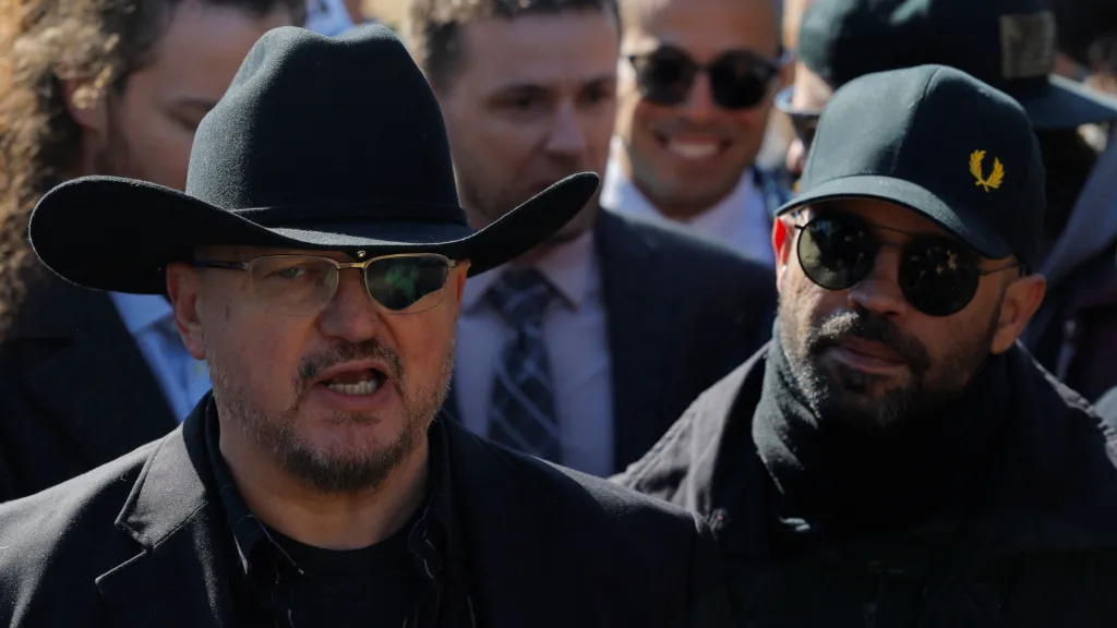 Bývalý šéf uskupení Oath Keepers Stewart Rhodes (vlevo) a šéf skupiny Proud Boys Henry „Enrique“ Tarrio (vpravo)