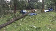 V kempu ve Vémyslicích na Znojemsku popadané stromy zranily jednoho člověka ve stanu