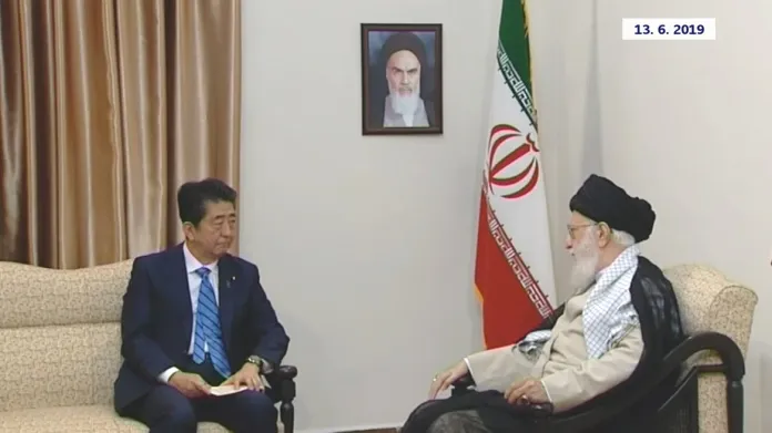 Šinzó Abe během jednání s ajatolláhem Alí Chameneím