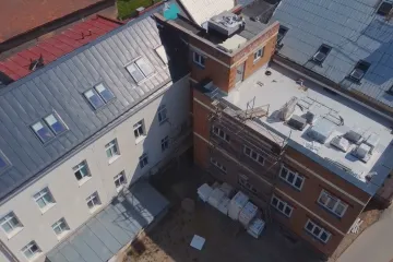 Přeplněná základka v Hradci Králové stále nemá přístavbu. Učí se i ve sborovně