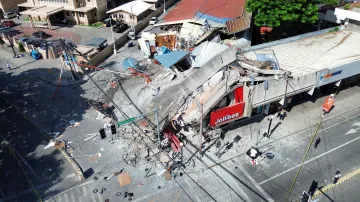 Dronový záběr budovy na filipínském ostrově Mindanao, zřícené během zemětřesení o síle 7,8 stupně