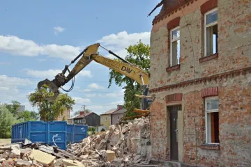 Poslední dům v bohumínské problémové lokalitě se mění v hromadu cihel. Vzniknou tam stavební parcely