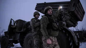 Ukrajinští vojáci u salvového raketometu Grad nedaleko Časiv Jaru (15. ledna 2026)