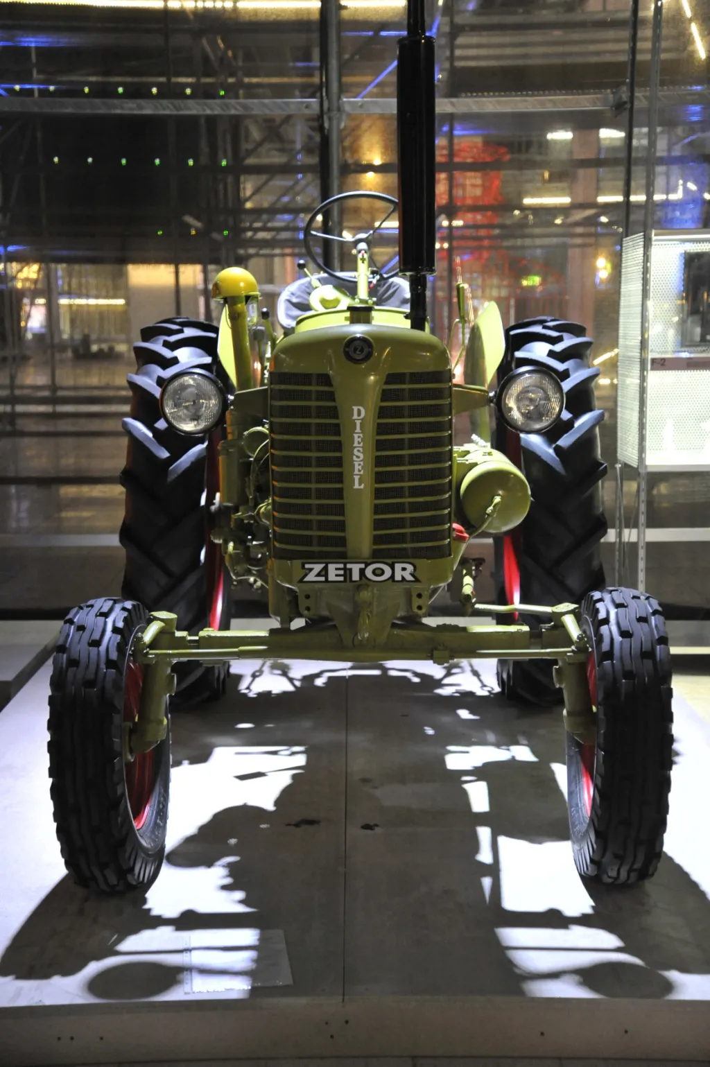 Traktor Zetor v expozici Avant Garde