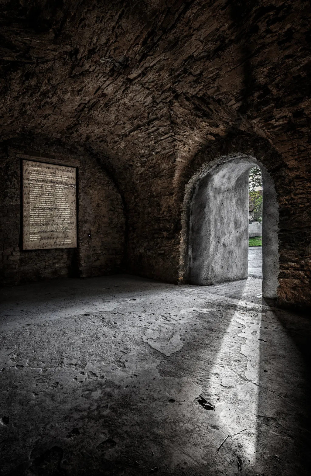 Památník vznikl v areálu statku rodiny Mašínů v Lošanech, který Zdeňka Mašínová získala zpět v roce 2017. Původní dům ztratil mnohými přestavbami svůj charakter. Stopu autenticity tak nese pouze dochované zdivo, které je zachované a ukryté pod vrstvou stříkaného betonu