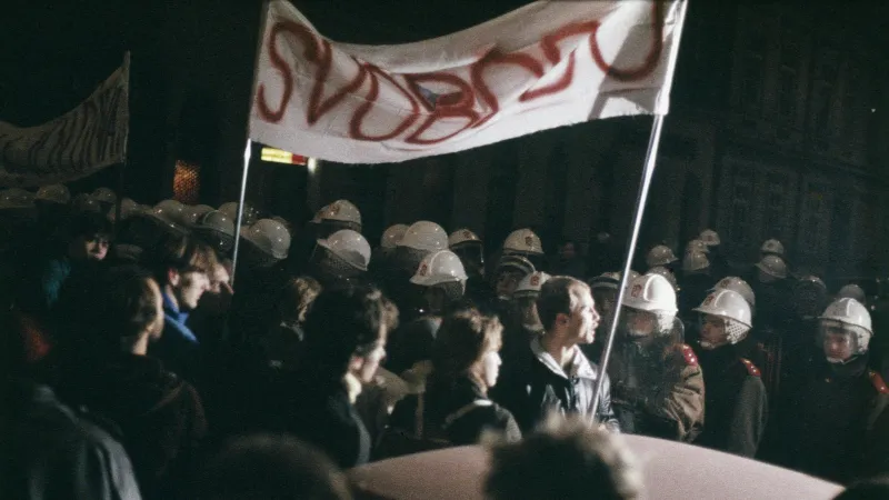 Do hodiny byla demonstrace násilně ukončena. Někteří účastníci byli zatčeni a naloženi do autobusů. Jiným se podařilo z místa utéci do divadel, kde se svěřovali hercům. Nezávislá vyšetřovací komise zdravotníků OF později uvedla, že během zásahu bylo zraněno 570 lidí.