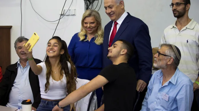 Benjamin Netanjahu s manželkou Sarou poté, co odvolili