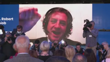 Předseda slovinské strany Hnutí Svoboda Robert Golob zdraví na dálku své příznivce