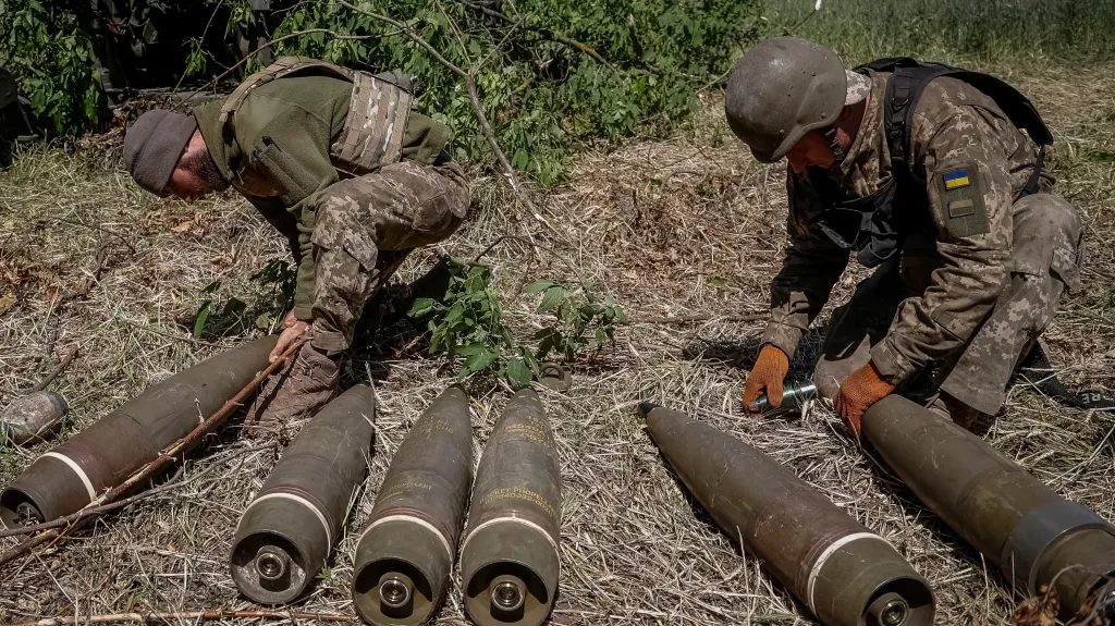 Ukrajinští vojáci připravují munici pro houfnici M777