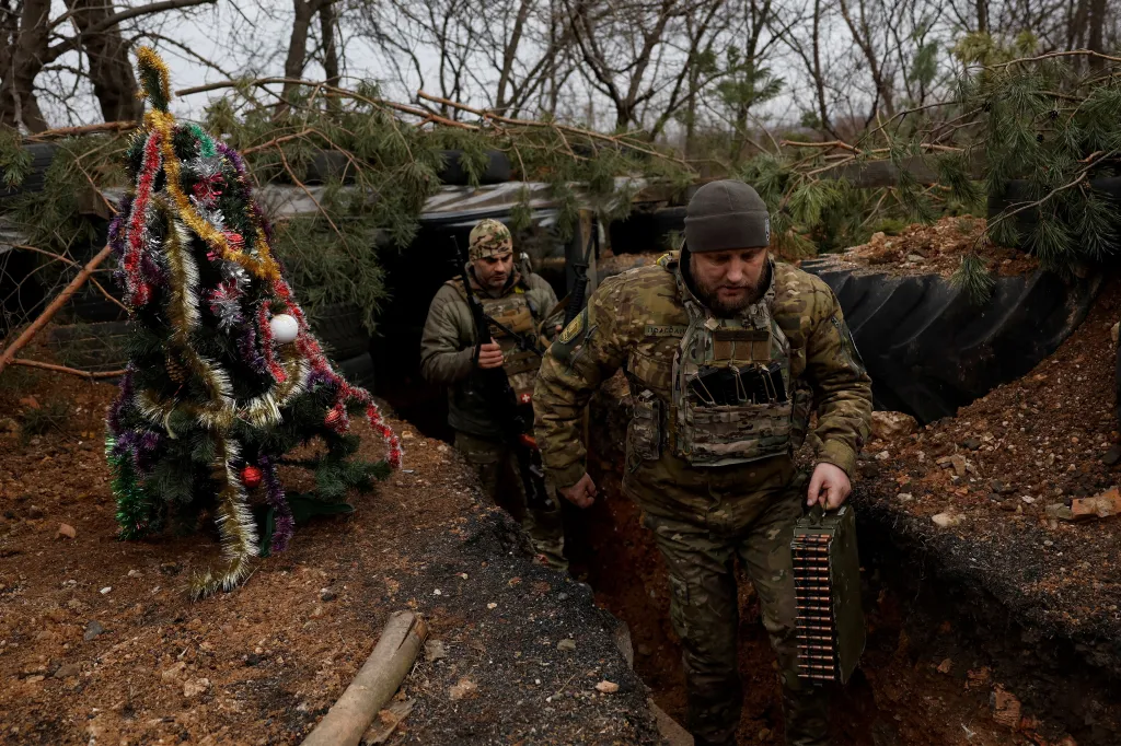 Ukrajinští vojáci slaví Vánoce na frontě u Bachmutu