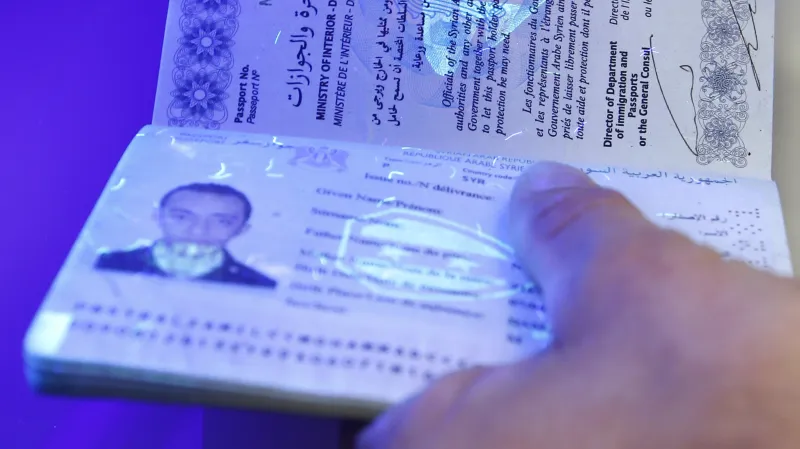 Německo kontroluje pravost pasů migrantů