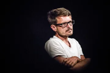 Recenze: Obří populista, rasismus či krize elit. David Zábranský balancuje na hraně provokace