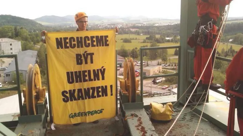Aktivisté Greenpeace vylezli na těžní věže dolu Frenštát