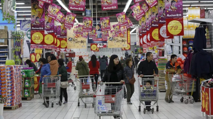 Nakupující v pekingském hypermarketu