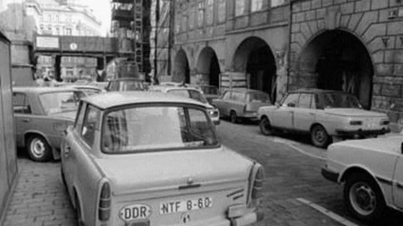 Prchající Němci kolem velvyslanectví zanechávali své vozy