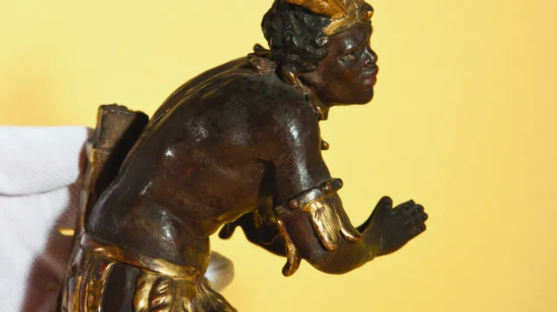 Dvojice malých klečících mouřenínů od F. M. Brokoffa (kolem r. 1720)