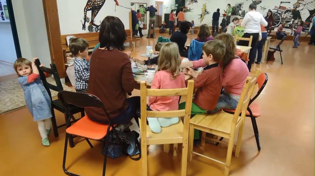 Děti vyrábějí velikonoční ozdoby