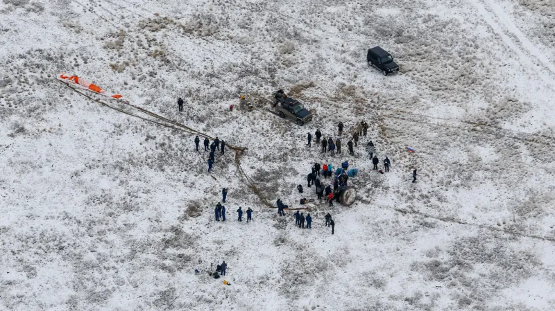 Záchranářské týmy v místě přistání modulu Sojuz TMA-13M