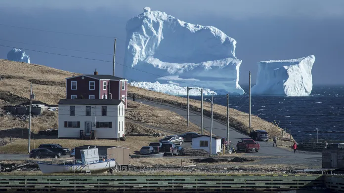 Obyvatelé malé rybářské vesničky Ferryland ve státě Newfoundland v Kanadě sledovali 16. dubna první ledovec v sezoně, jak proplouval tzv. Ledovcovou uličkou (Iceberg Alley), kde se často zastavují utržené kusy ledovce z Arktidy. Tenhle doslova zaparkoval u pobřeží poblíž jejich domů