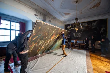 Vyjmout z rámu a opatrně zabalit. Restaurátoři převáželi mohutný barokní obraz