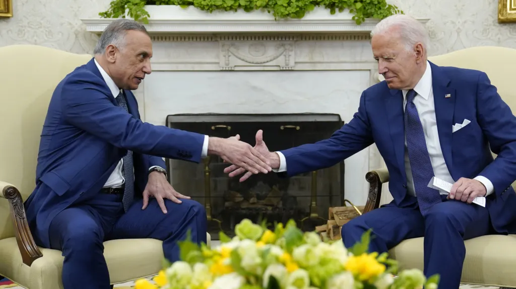Americký prezident Joe Biden s iráckým premiérem Mustafou Kázimím