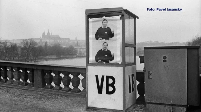 Portrét Václava Havla na budce Veřejné bezpečnosti