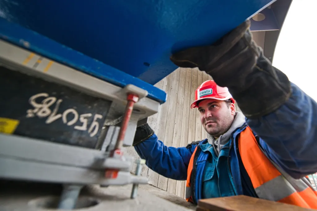 Stavbaři v Brně instalovali novou lávku přes řeku Svitavu