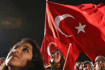 Podmínky referenda neodpovídaly mezinárodním normám, tvrdí pozorovatelé. Opozice chce zrušit výsledky