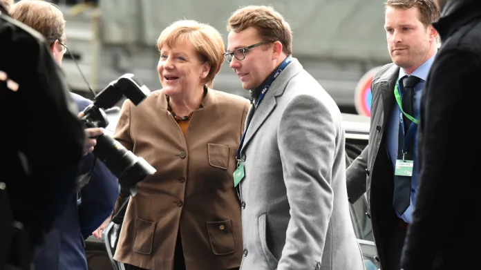 Angela Merkelová po příjezdu na summit EU v Bruselu