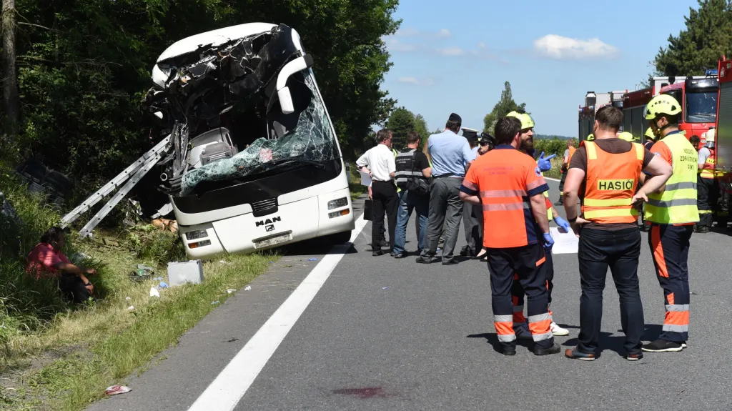 Havarovaný autobus u Litovle na Olomoucku
