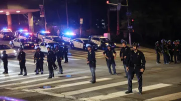 Příslušníci pořádkových sil v centru Los Angeles během nočního zákazu vycházení