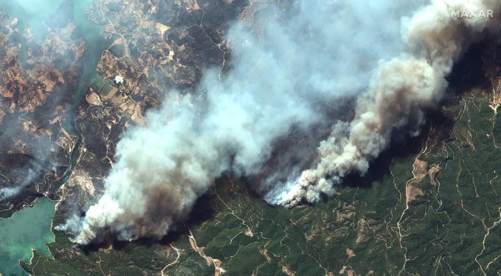 Masivní požáry postihly tureckou turistickou oblast Antalya. Satelitní snímek ukazuje hořící lesy v oblasti Oymapinar