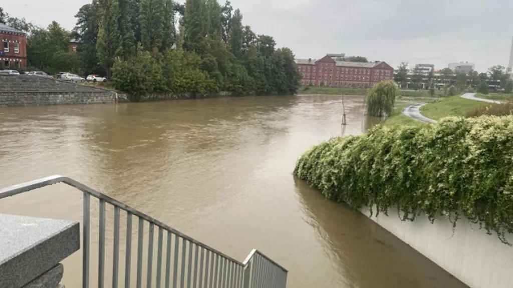 Rozvodněná řeka Morava v Olomouci