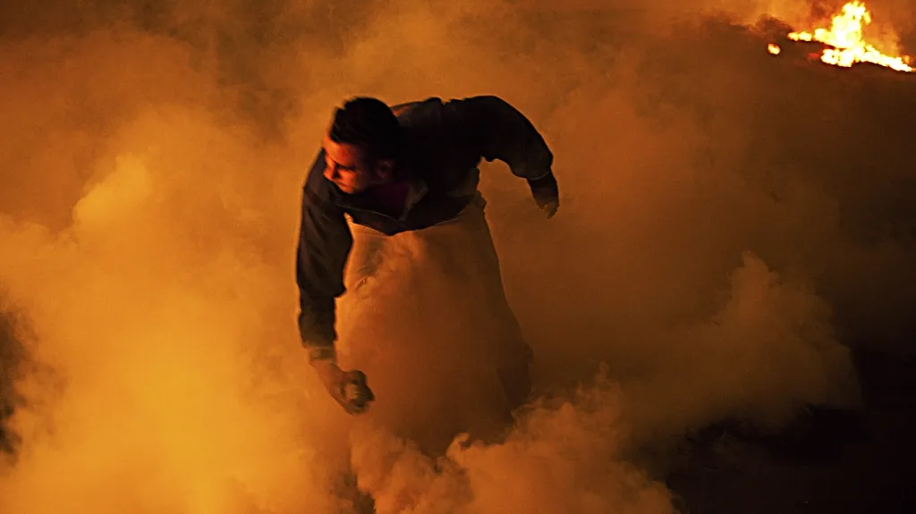 Egyptský demonstrant v oblaku slzného plynu
